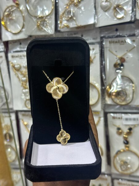 Collier pendentif fleur dorée