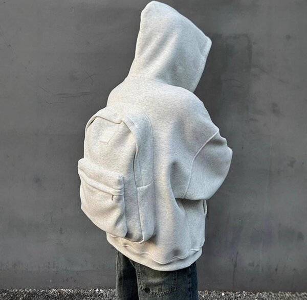 Sweat à capuche avec sac à dos intégré