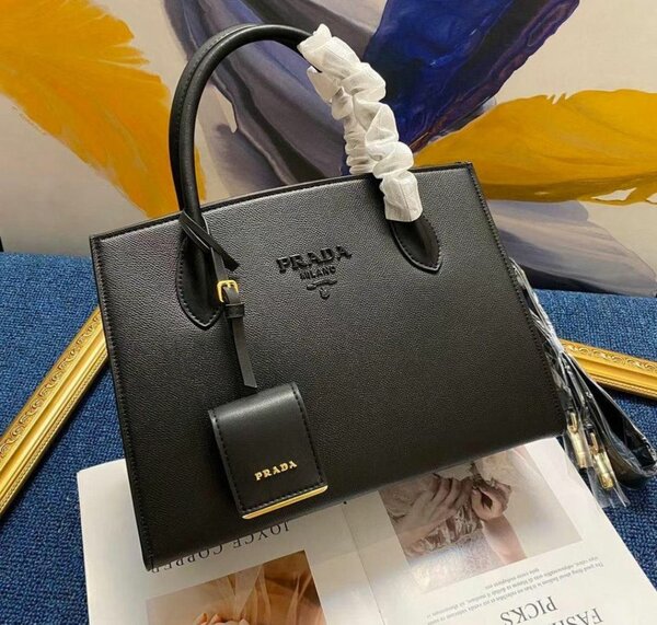 Sac à main en cuir Prada élégant