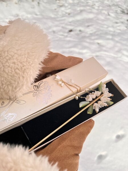 Изящная палочка для волос.