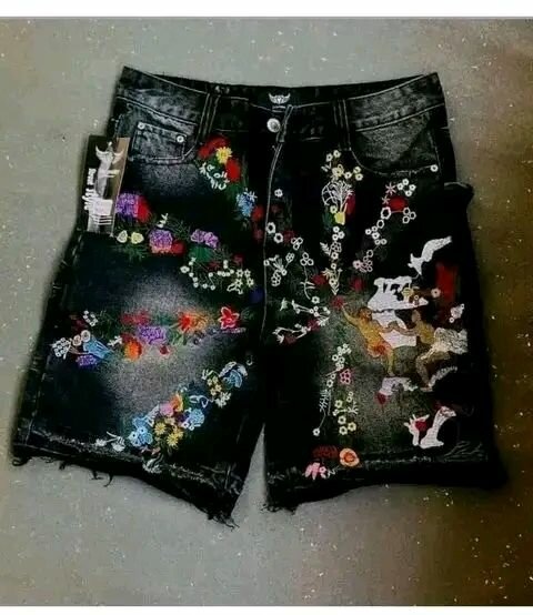 Shorts en jeans noir avec motifs brodés
