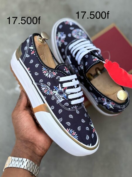 Baskets florales décontractées