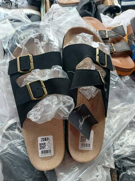 Sandales noires à boucles