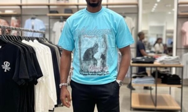 T-shirt bleu graphique