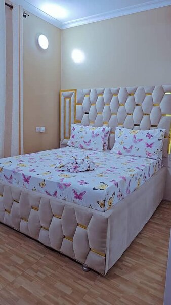  set includes 2 bedsheets and 4 pillowcases.