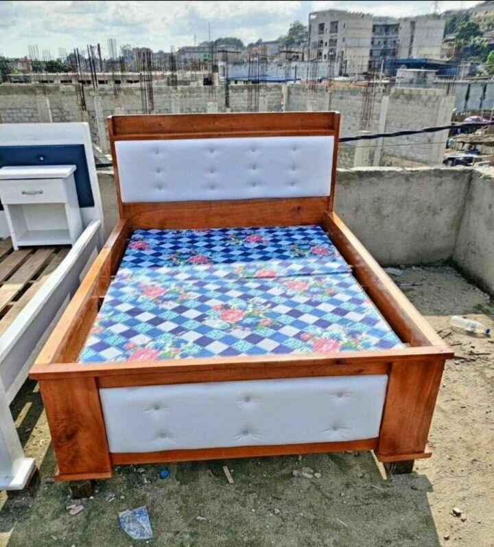 Lit moderne simple avec matelas