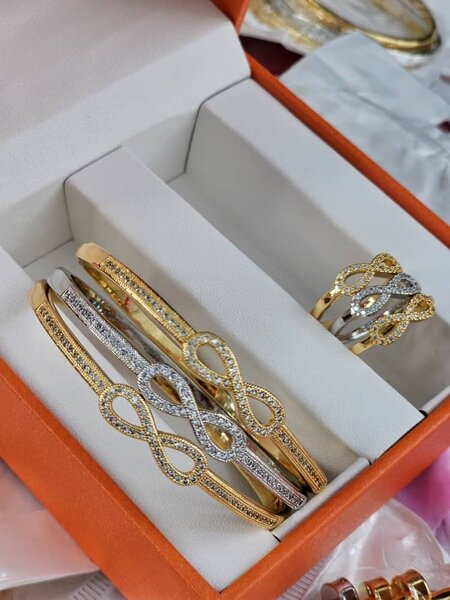 Ensemble de bracelets et bagues en or