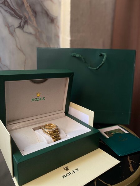Montre Rolex luxe avec boîte et accessoires