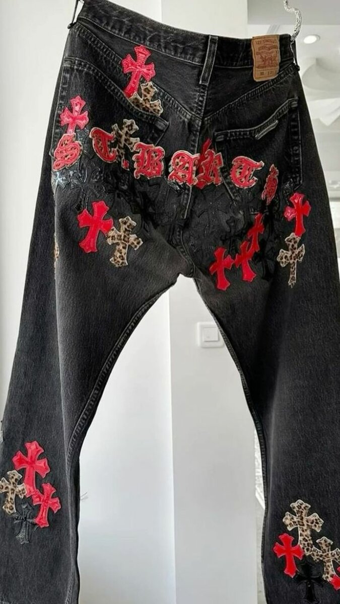 Jeans avec motifs croix colorés