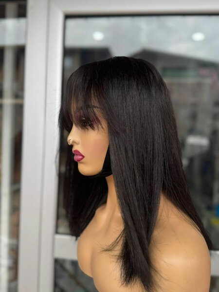 Perruque lisse avec frange