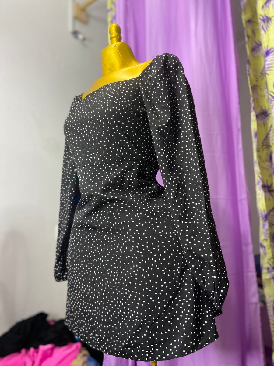 Robe Noire à Pois Élégante