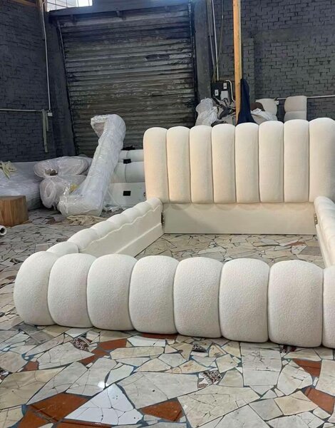 Lit design capitonné en tissu