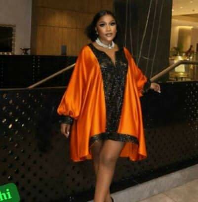 Robe élégante en blanc et noir