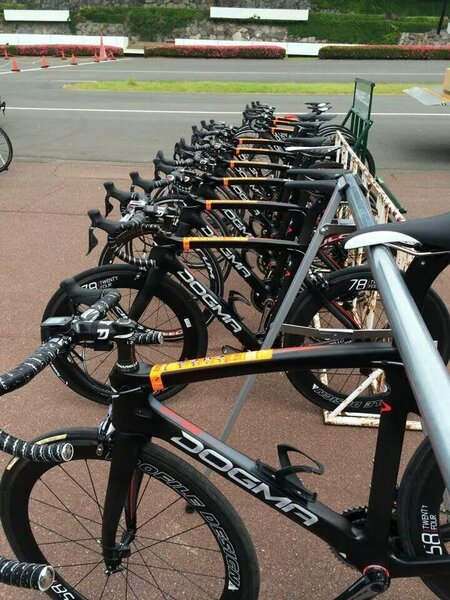 Vélo de course DOGMA noir