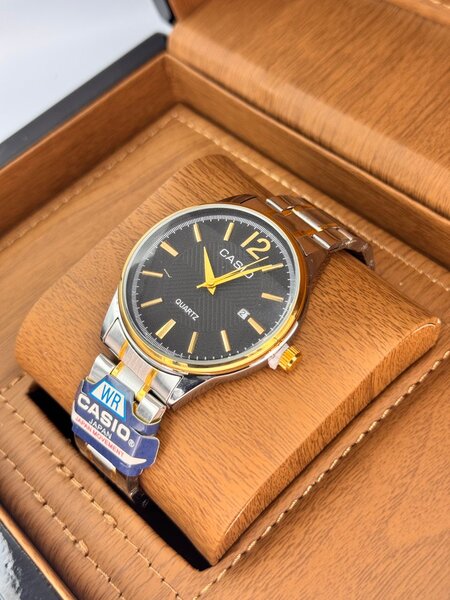 Montre en acier bicolore élégante