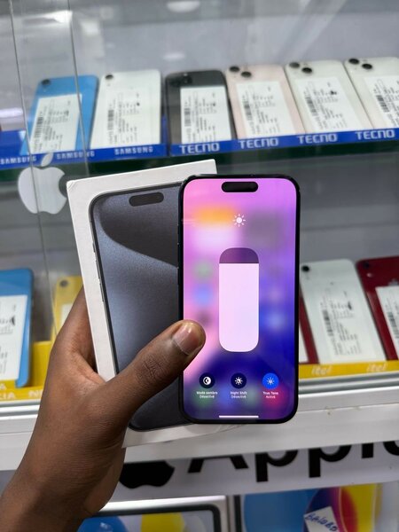 iPhone 15 Pro 128go quasi neuf avec son carton