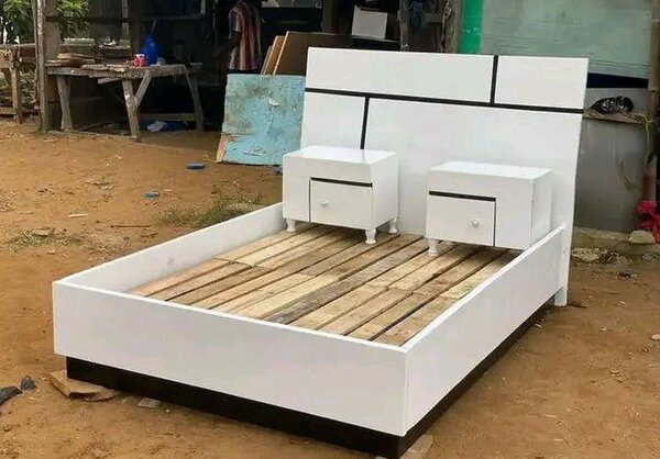 Lit moderne blanc avec chevets