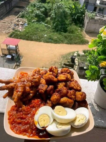 Alloco et patte de poulet