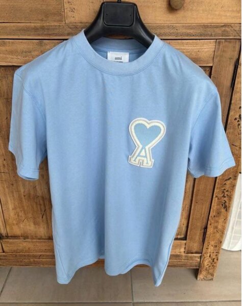 T-shirt bleu clair avec logo brodé