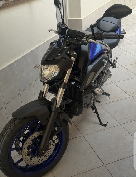 Yamaha MT-03 moto bleu