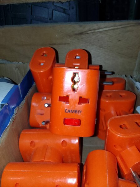 Adaptateur prise électrique orange