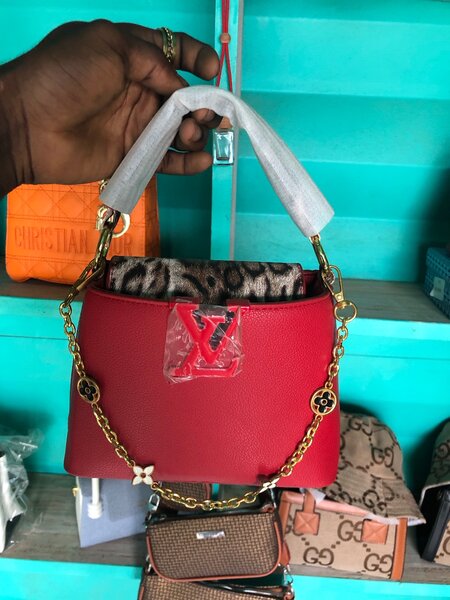 Sac à main rouge avec chaîne