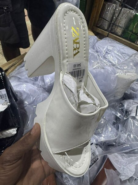 Mules blanches à talons élégants