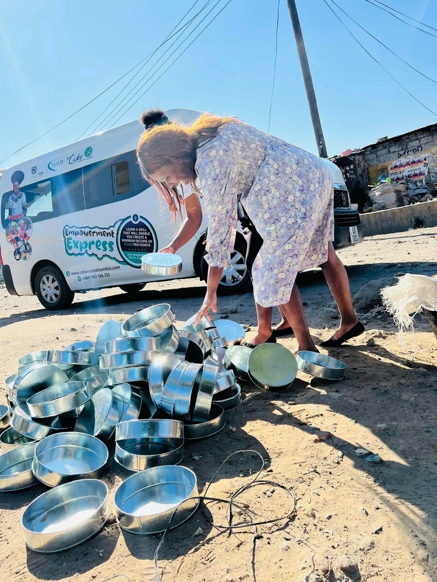 The famous 8inch one(1) layer baking tins