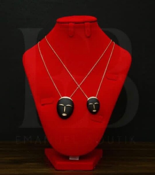 Collier avec pendentif visage noir