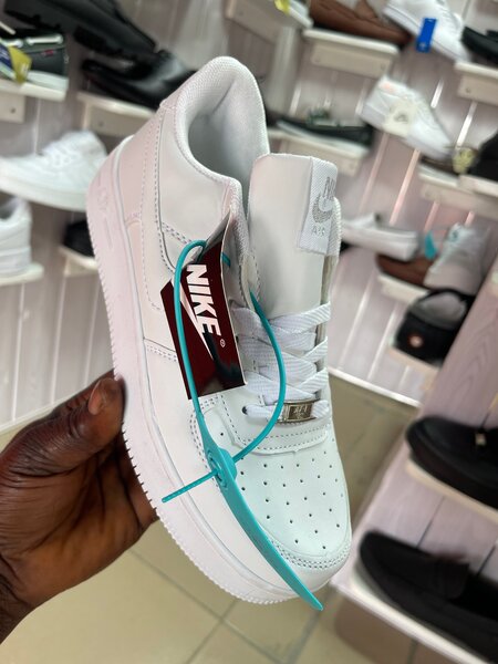 Baskets Nike blanches unisexes