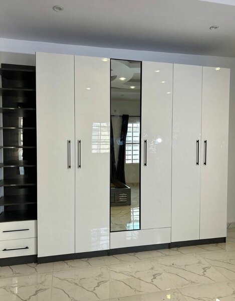 Armoire moderne avec miroir