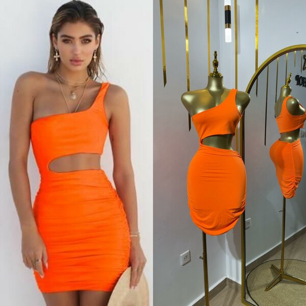 Robe moulante orange asymétrique
