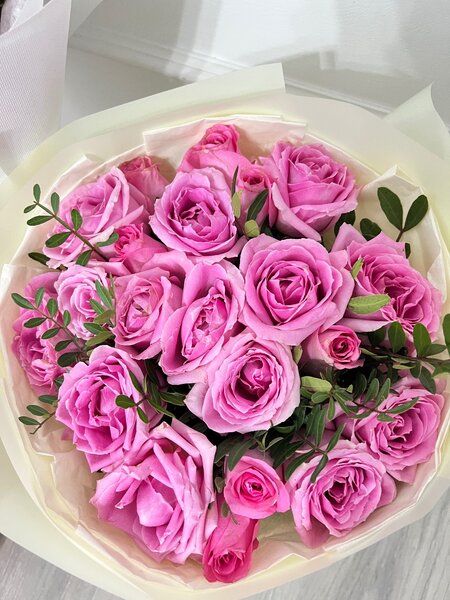 Розовые розы