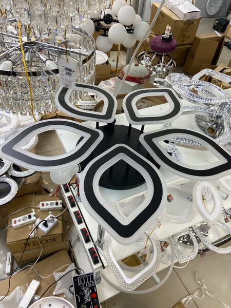 Потолочные люстры хайтек стиле