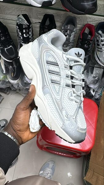 Baskets de sport argentées