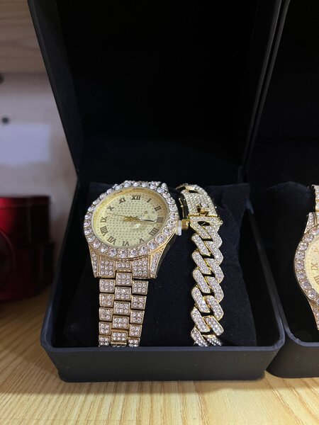 Montre de luxe étincelante