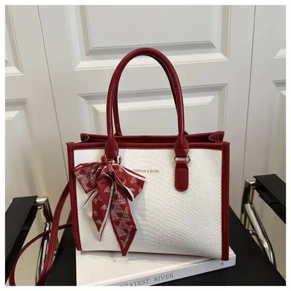 Sac à main blanc et rouge avec ruban