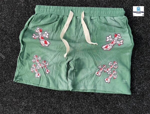Short vert avec croix rouge