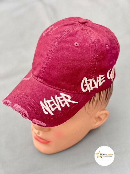 Casquette tendance messages brodés