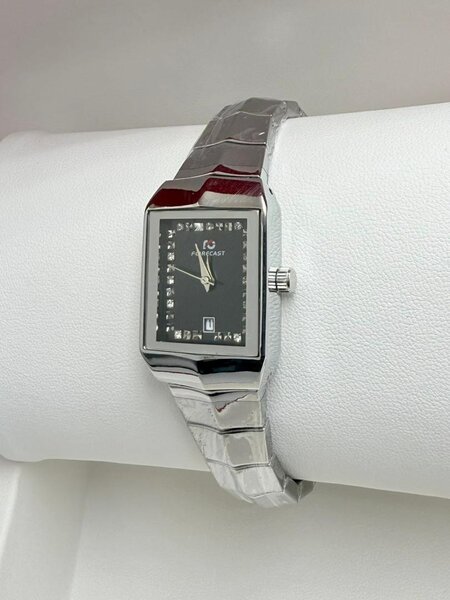 Montre-bracelet élégante en acier