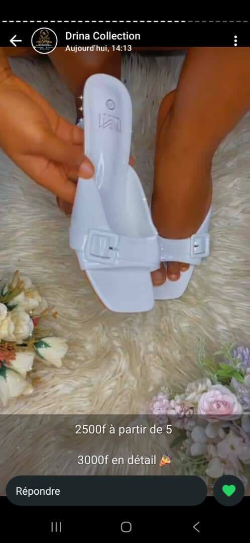 Mules blanches à boucle