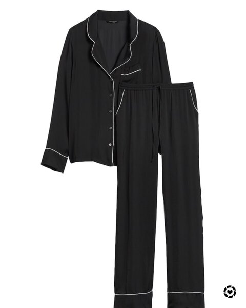 Pyjama en satin noir élégant