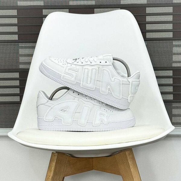 Baskets blanches en relief