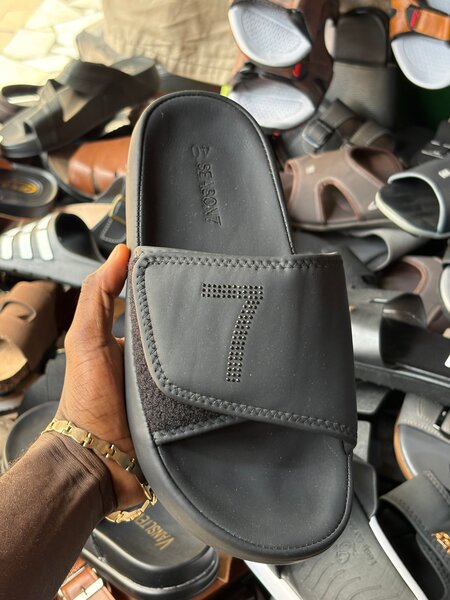 Claquettes élégantes homme