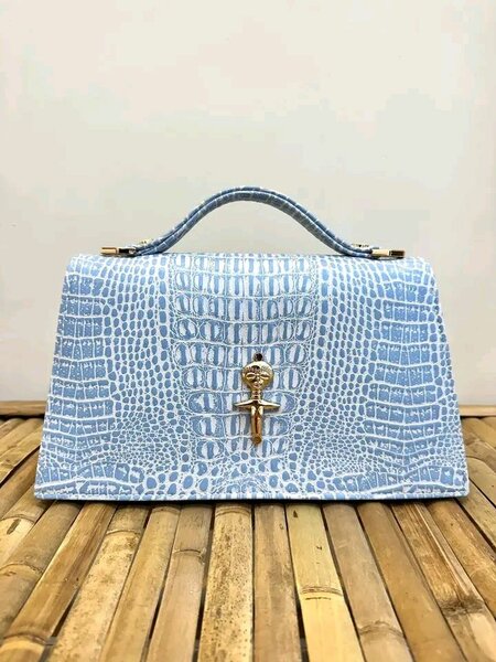 Sac à main bleu crocodile