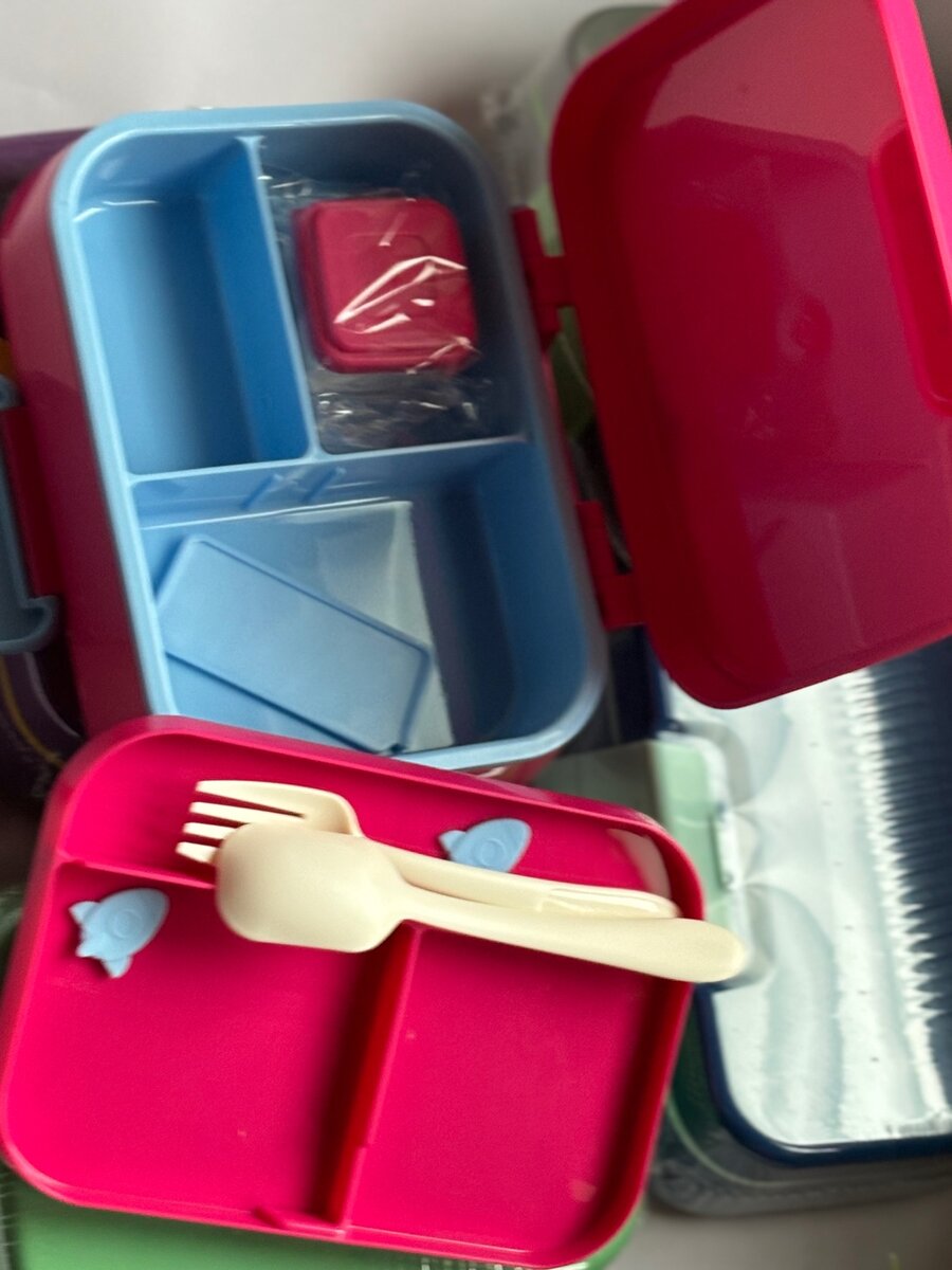 3-4 lunchbox compartment with sauce container