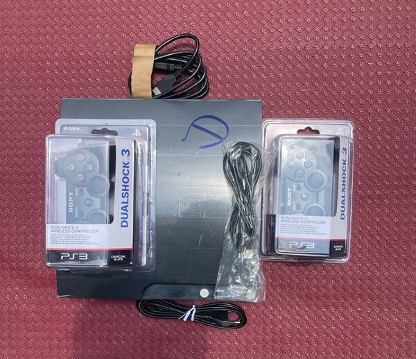 PS3 slim + 20 jeux + 2manettes