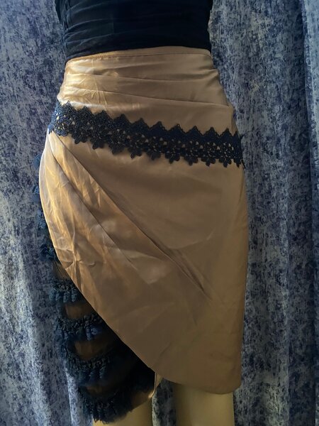 Jupe en satin avec dentelle