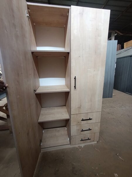 Armoire en bois avec étagères et tiroirs