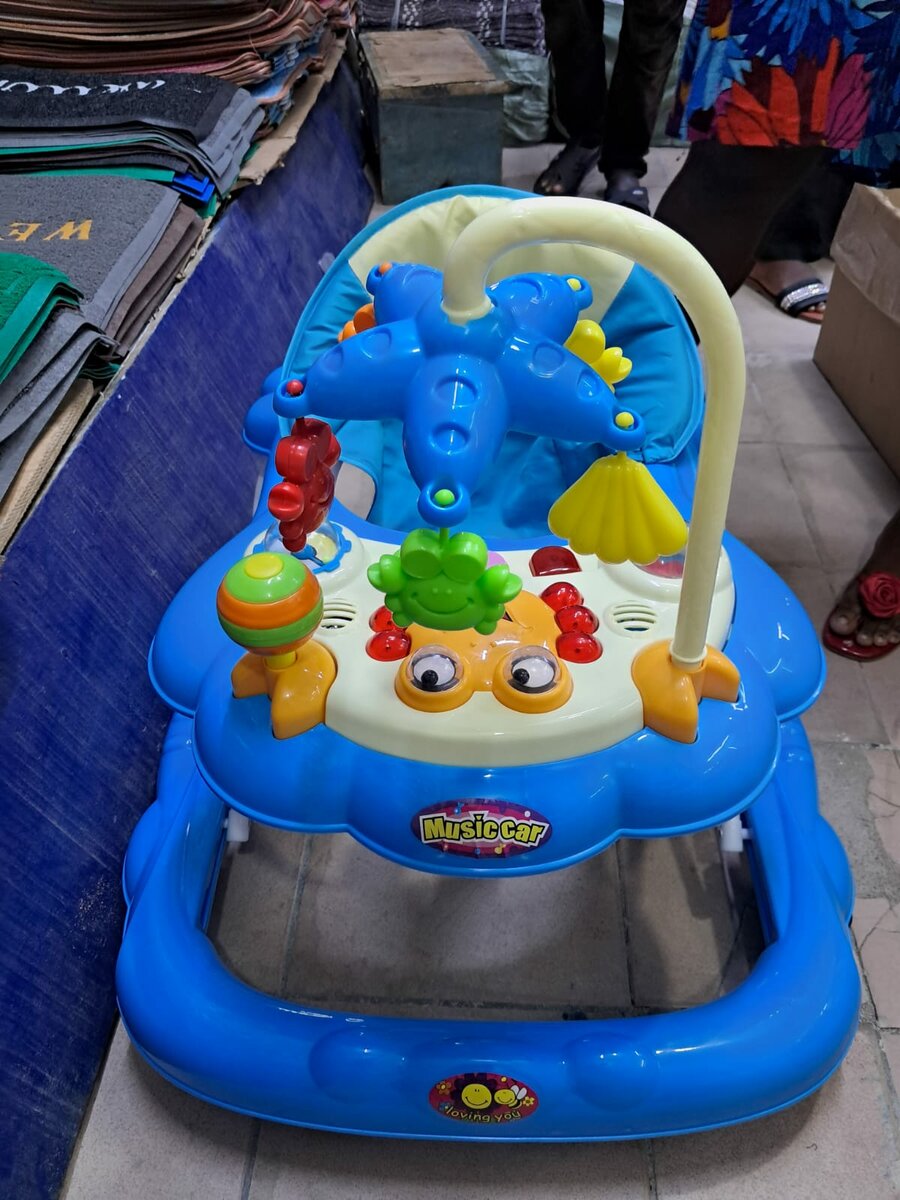 Trotteur bébé avec jouets éducatifs
